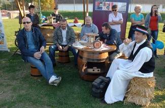 Oj divojko, što u kolo nećeš: Smotra šetanih kola u Buku