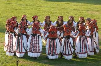 Oj divojko, što u kolo nećeš: Smotra šetanih kola u Buku