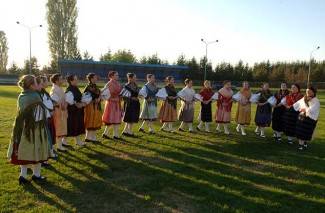 Oj divojko, što u kolo nećeš: Smotra šetanih kola u Buku