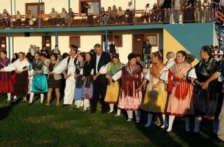 Oj divojko, što u kolo nećeš: Smotra šetanih kola u Buku