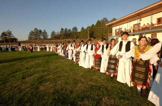 Oj divojko, što u kolo nećeš: Smotra šetanih kola u Buku