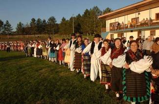 Oj divojko, što u kolo nećeš: Smotra šetanih kola u Buku