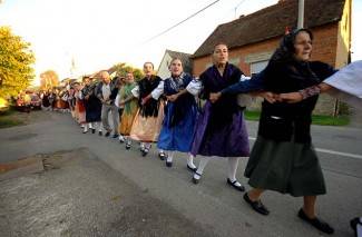 Oj divojko, što u kolo nećeš: Smotra šetanih kola u Buku