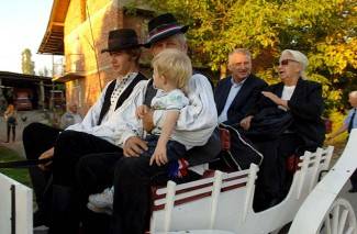 Oj divojko, što u kolo nećeš: Smotra šetanih kola u Buku