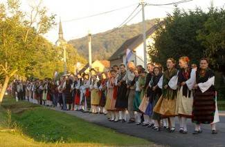 Oj divojko, što u kolo nećeš: Smotra šetanih kola u Buku
