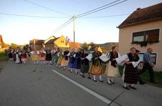 Oj divojko, što u kolo nećeš: Smotra šetanih kola u Buku