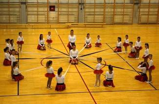 Velika: Doček Djeda Božićnjaka uz Veličke mažoretkinje