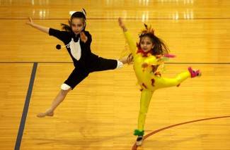 Velika: Doček Djeda Božićnjaka uz Veličke mažoretkinje