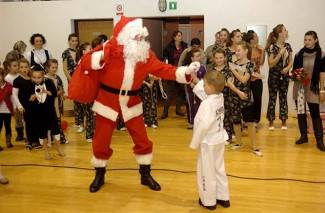 Velika: Doček Djeda Božićnjaka uz Veličke mažoretkinje