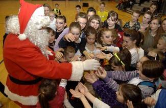 Velika: Doček Djeda Božićnjaka uz Veličke mažoretkinje