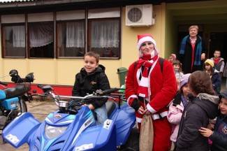 Požega: Moto Mrazovi obišli požeške mališane