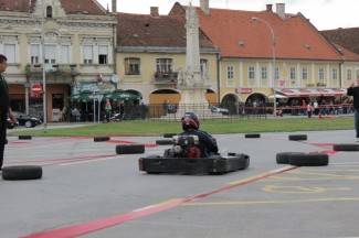 Najspretniji vozači se okušali na glavnom trgu (video)