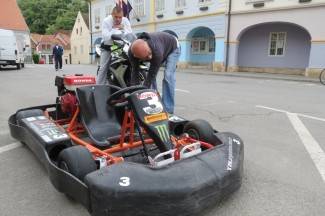 Najspretniji vozači se okušali na glavnom trgu (video)