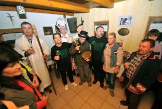 Martinje u podrumima Enjingija, Galića i obitelji Vuković