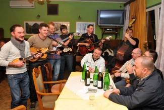 Dođite na Vincelovo da zajedno uživamo u specijalitetima, tamburama i vinu