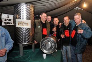 Velika: Vinkovo na Trgu sv. Augustina