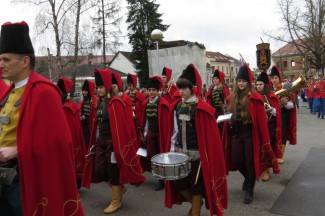 Pripazite: Neke gradske ulice bit će zatvorene za promet. Ne sjedajte za upravljač, ako ste pili alkohol