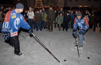 Hokejaši Medveščaka u druženju s Požežanima