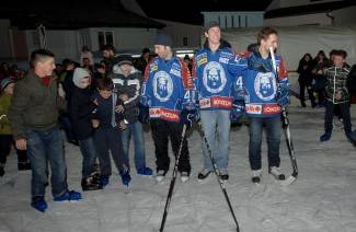 Hokejaši Medveščaka u druženju s Požežanima