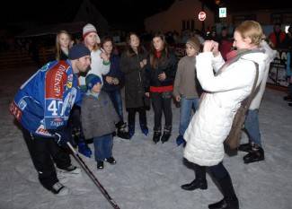 Hokejaši Medveščaka u druženju s Požežanima