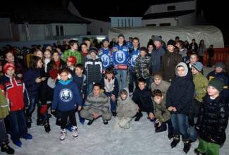 Hokejaši Medveščaka u druženju s Požežanima