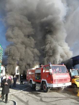 Spašavanje Studenca: Vatrogasci i radnici protiv vatre i dima