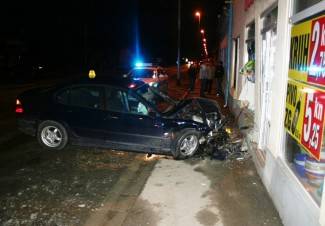 Pod gasom: BMW-om sletio s ceste i zabio se u izlog