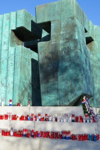 Vukovar: Žitelji požeške županije u Koloni sjećanja