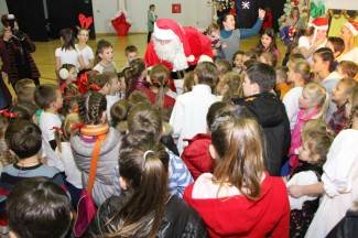 Pleterničke mažoretkinje priredile doček Djedu Božićnjaku