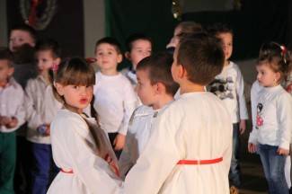 Pleterničke mažoretkinje priredile doček Djedu Božićnjaku