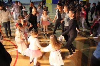 Pleterničke mažoretkinje priredile doček Djedu Božićnjaku