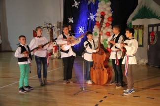 Pleterničke mažoretkinje priredile doček Djedu Božićnjaku