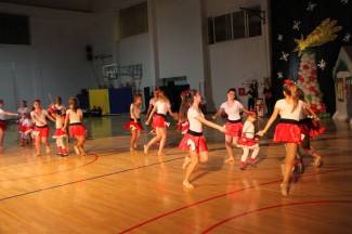 Pleterničke mažoretkinje priredile doček Djedu Božićnjaku