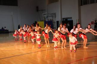 Pleterničke mažoretkinje priredile doček Djedu Božićnjaku