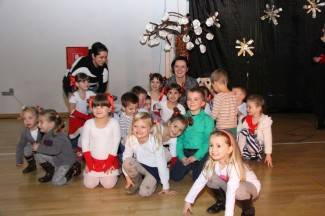 Pleterničke mažoretkinje priredile doček Djedu Božićnjaku