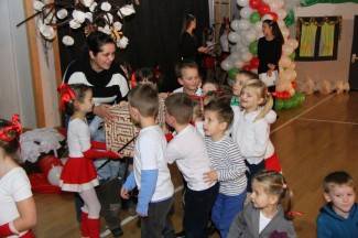 Pleterničke mažoretkinje priredile doček Djedu Božićnjaku