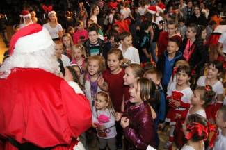 Pleterničke mažoretkinje priredile doček Djedu Božićnjaku