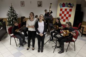 FOTO: Pakrački tamburaški orkestar debitirao na Božićnom koncertu FOTO: Pakrački tamburaški orkestar debitirao na Božićnom koncertu