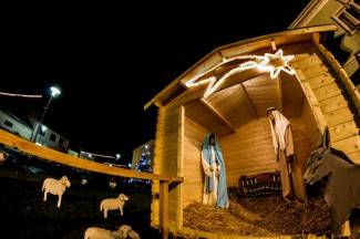 Naši gradovi u blagdanskom ruhu: Fotografije iz Požege, Pleternice, Pakraca i Lipika