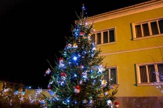 Naši gradovi u blagdanskom ruhu: Fotografije iz Požege, Pleternice, Pakraca i Lipika