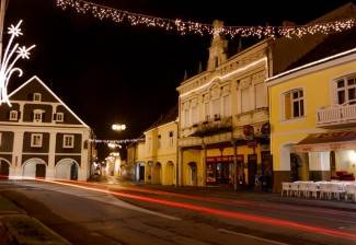 Naši gradovi u blagdanskom ruhu: Fotografije iz Požege, Pleternice, Pakraca i Lipika