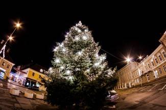 Naši gradovi u blagdanskom ruhu: Fotografije iz Požege, Pleternice, Pakraca i Lipika