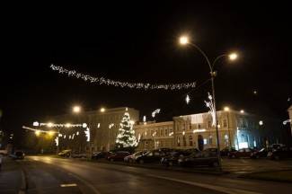 Naši gradovi u blagdanskom ruhu: Fotografije iz Požege, Pleternice, Pakraca i Lipika
