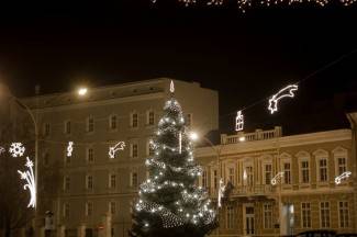 Naši gradovi u blagdanskom ruhu: Fotografije iz Požege, Pleternice, Pakraca i Lipika