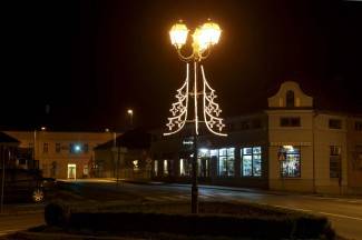 Naši gradovi u blagdanskom ruhu: Fotografije iz Požege, Pleternice, Pakraca i Lipika