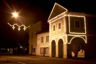 Naši gradovi u blagdanskom ruhu: Fotografije iz Požege, Pleternice, Pakraca i Lipika