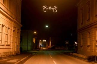 Naši gradovi u blagdanskom ruhu: Fotografije iz Požege, Pleternice, Pakraca i Lipika