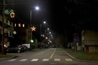 Naši gradovi u blagdanskom ruhu: Fotografije iz Požege, Pleternice, Pakraca i Lipika