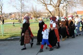 Maškare zauzele Pleternicu: Pogledajte veselu povorku!