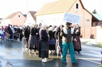 Maškare zauzele Pleternicu: Pogledajte veselu povorku!